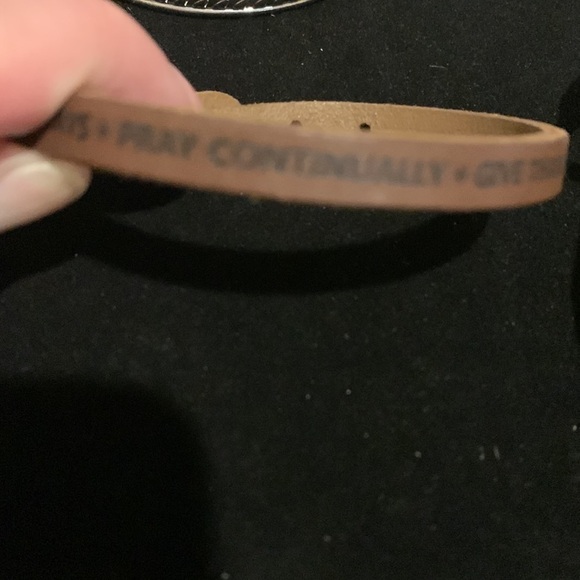 ♥️ Sale 3for$15! Lot of 7 bracelets. 5 bangles and 2 faux leather - Picture 6 of 7